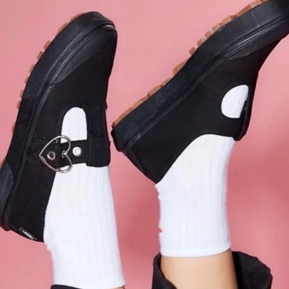 NEW VANS BLACK Style 93 Mary Jane Sneakers Silver Heart Buckle SZ 6.5 - Picture 2 of 11